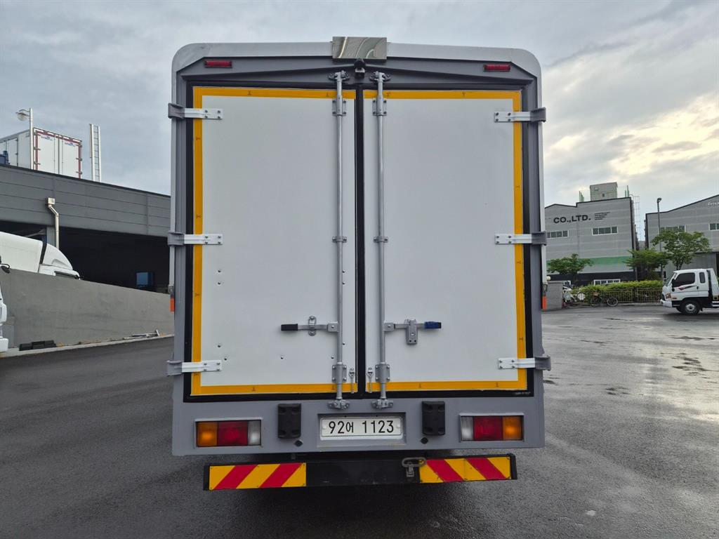 medium and large cargo truck - Vista 7