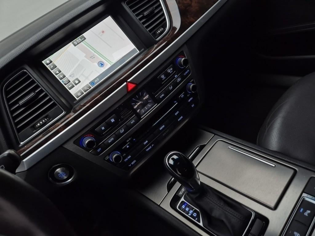 HYUNDAI Genesis - Vista 10