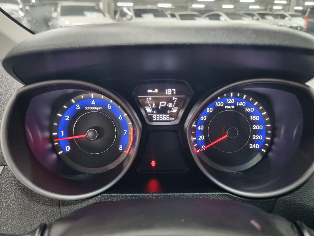 HYUNDAI Avante - Vista 10