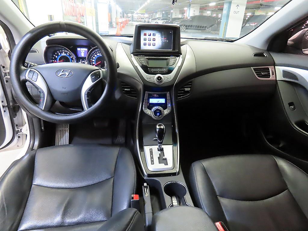 HYUNDAI Avante - Vista 10
