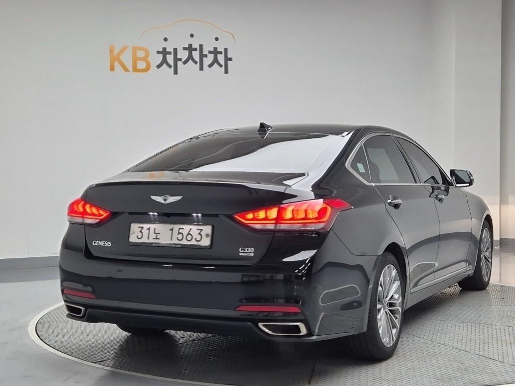 HYUNDAI Genesis - Vista 3