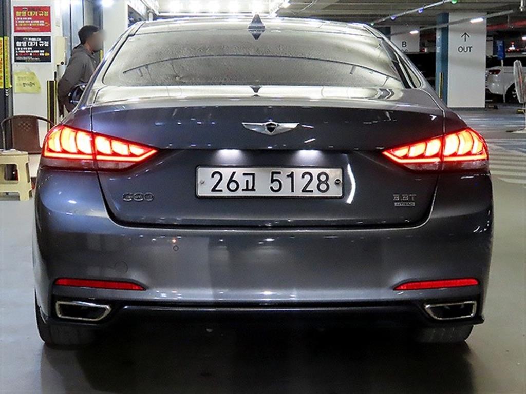 HYUNDAI Genesis - Vista 5