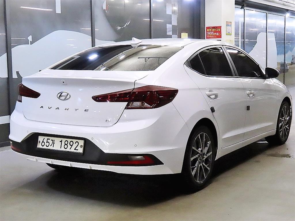 HYUNDAI Avante - Vista 4