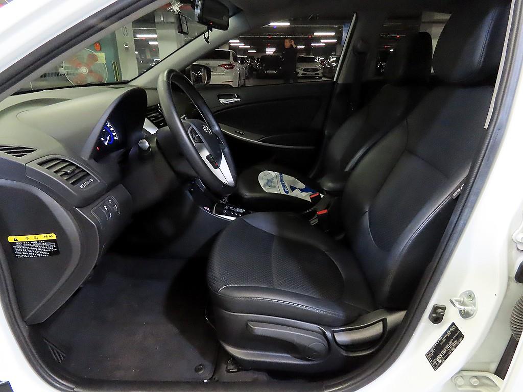 HYUNDAI Accent - Vista 6