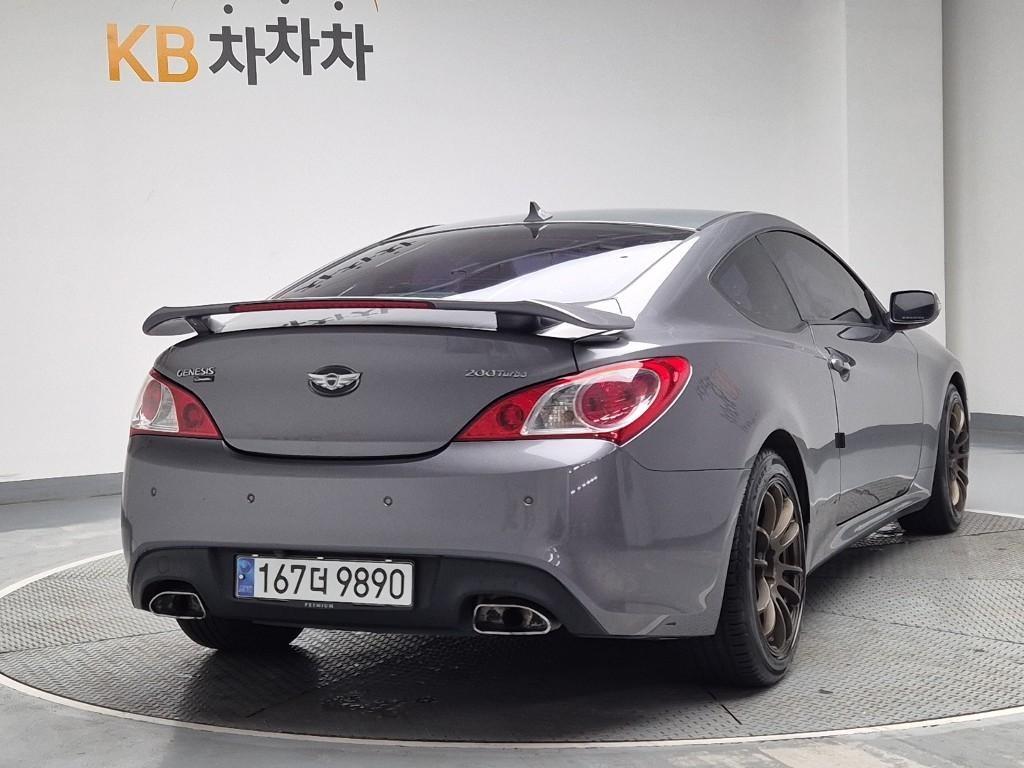 HYUNDAI Genesis - Vista 3