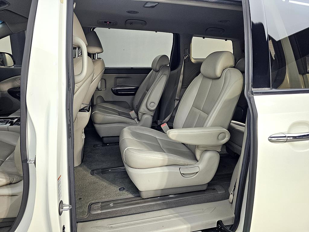 KIA Carnival - Vista 9