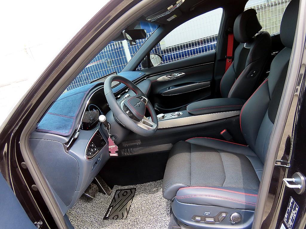 Genesis GV70 - Vista 5