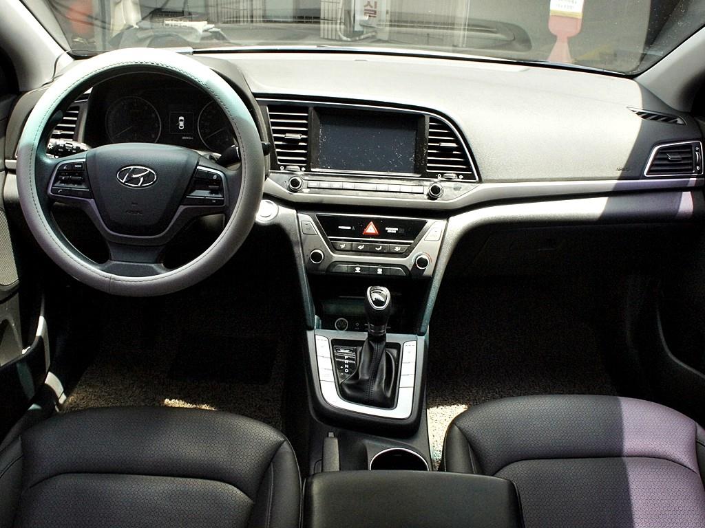 HYUNDAI Avante - Vista 12