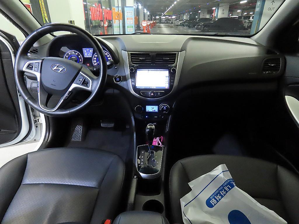 HYUNDAI Accent - Vista 10