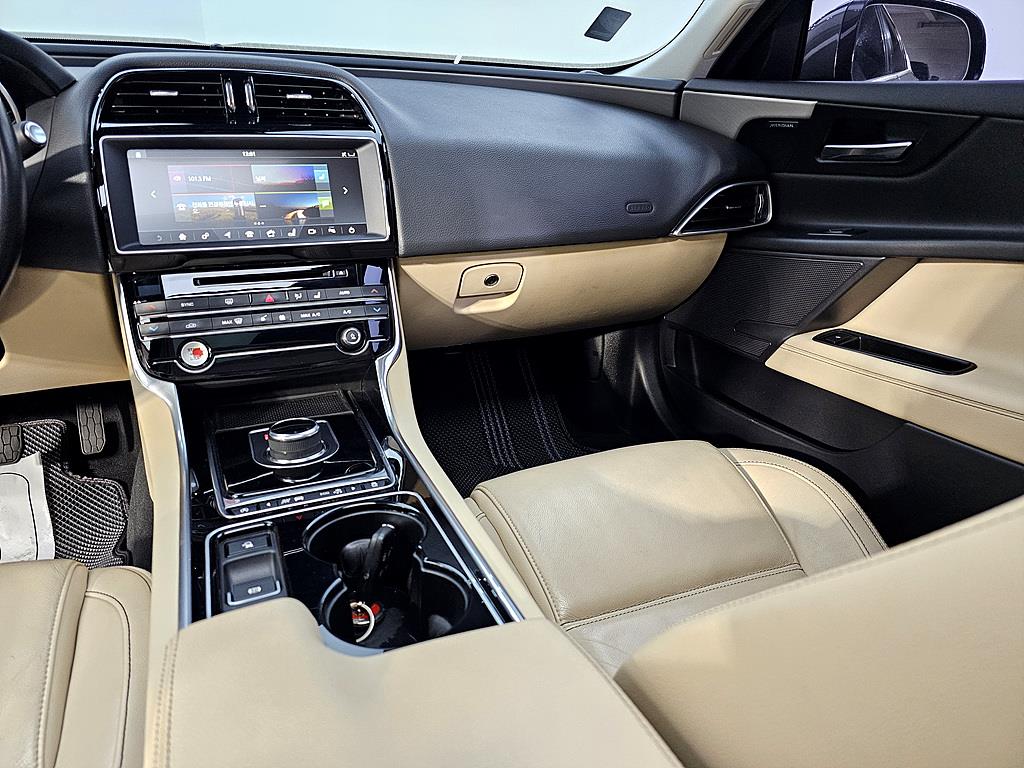 Jaguar XE - Vista 10