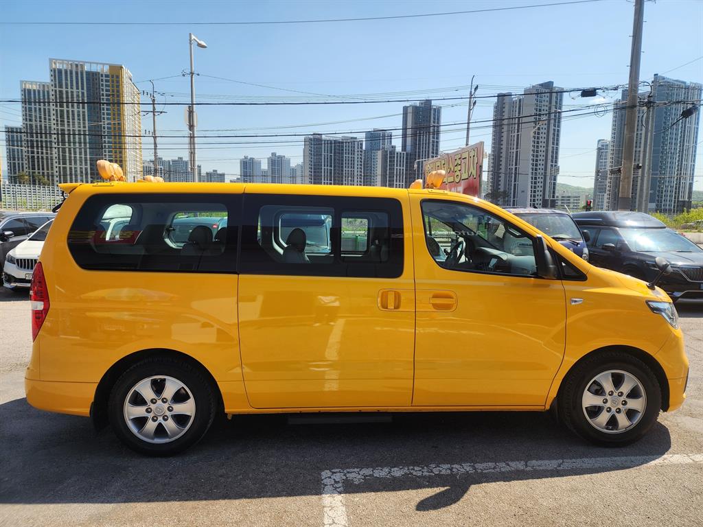 HYUNDAI Starex - Vista 5