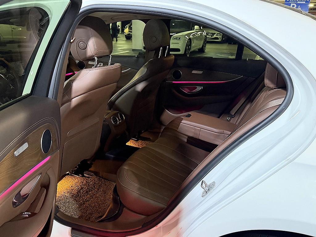 Mercedes Benz E class - Vista 8