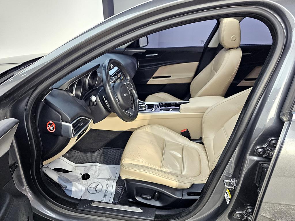 Jaguar XE - Vista 8