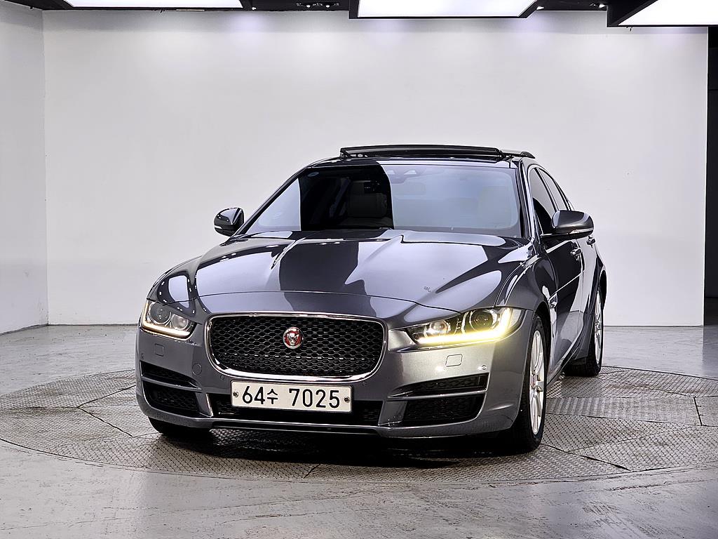 Jaguar XE - Vista 2