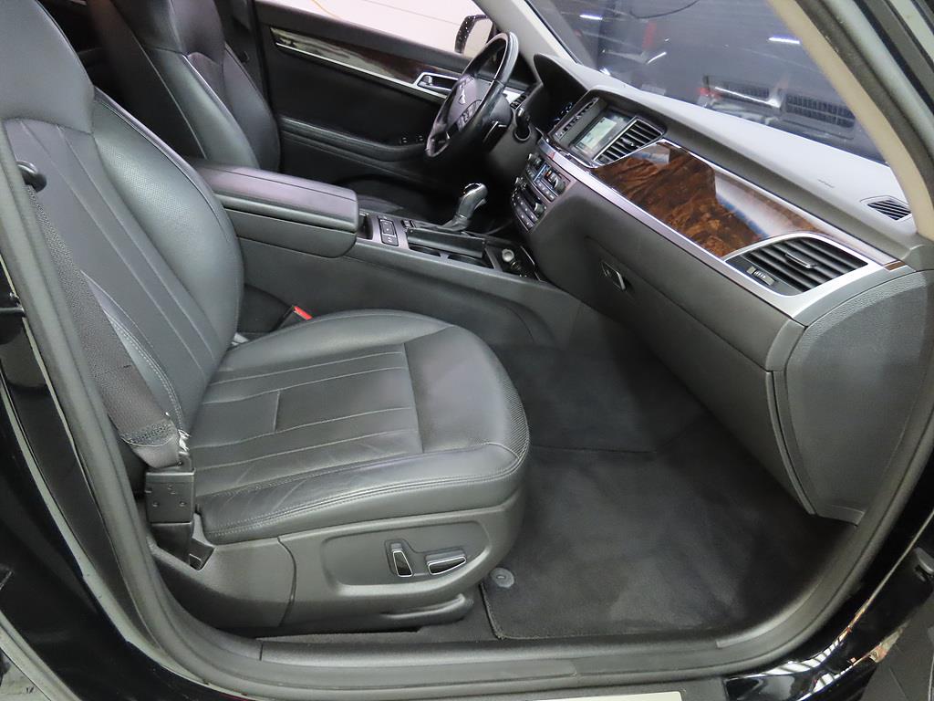 HYUNDAI Genesis - Vista 6