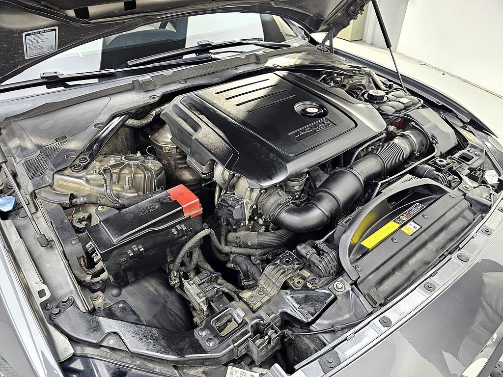 Jaguar XE - Vista 6