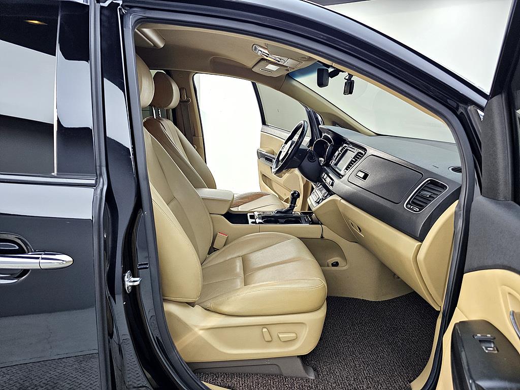 KIA Carnival - Vista 11