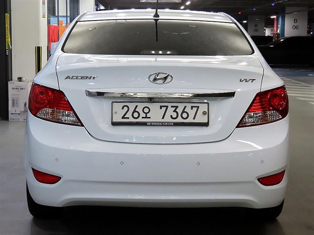 HYUNDAI Accent - Vista 5