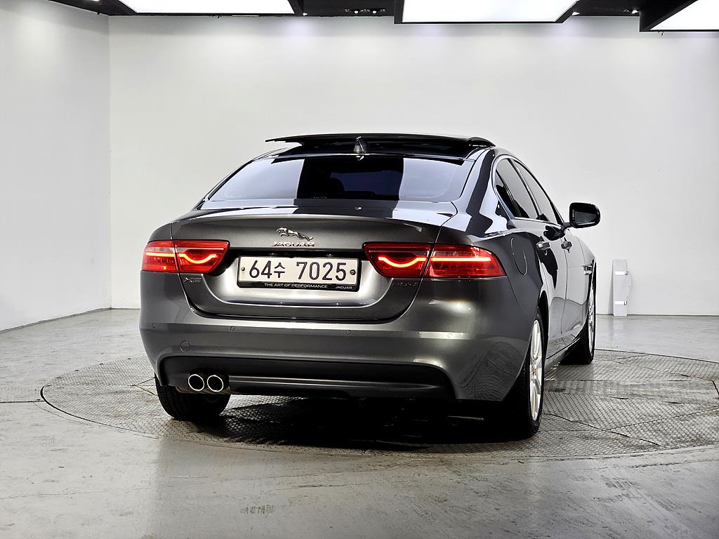 Jaguar XE - Vista 3