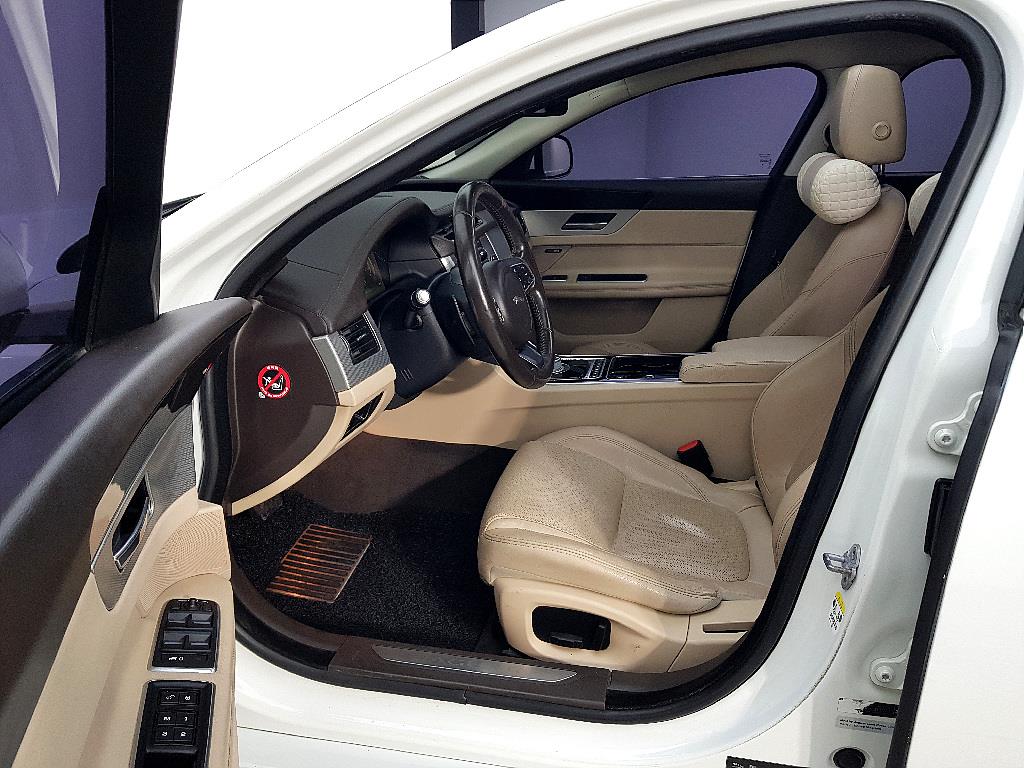 Jaguar XF - Vista 8