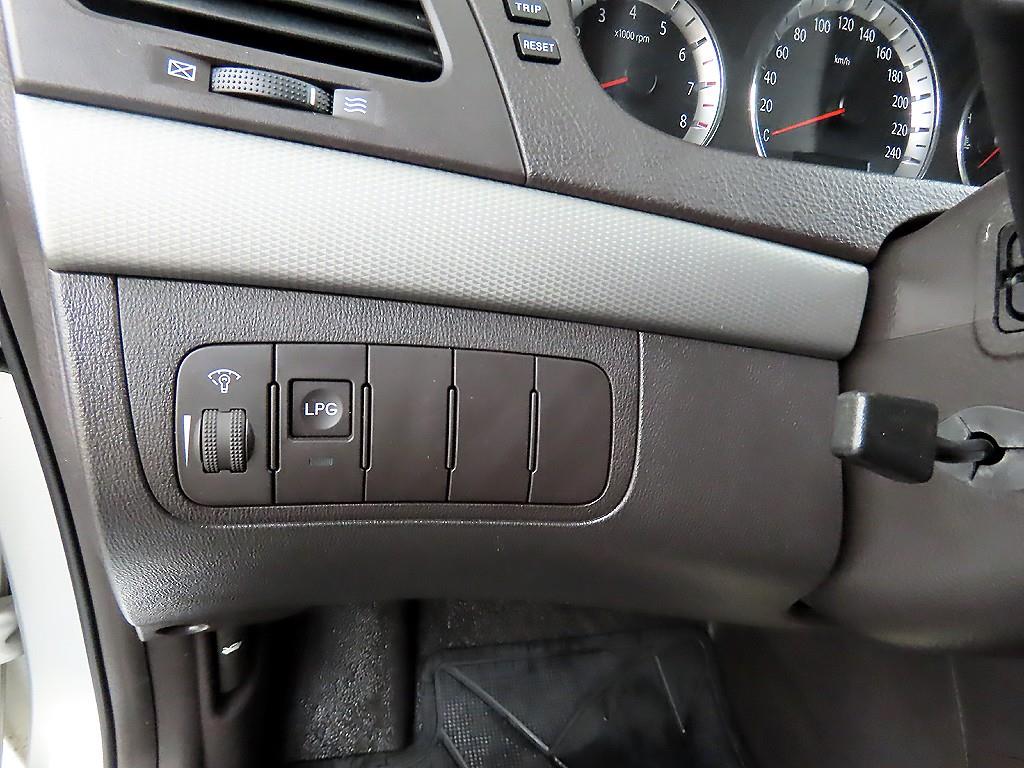 HYUNDAI Sonata - Vista 12
