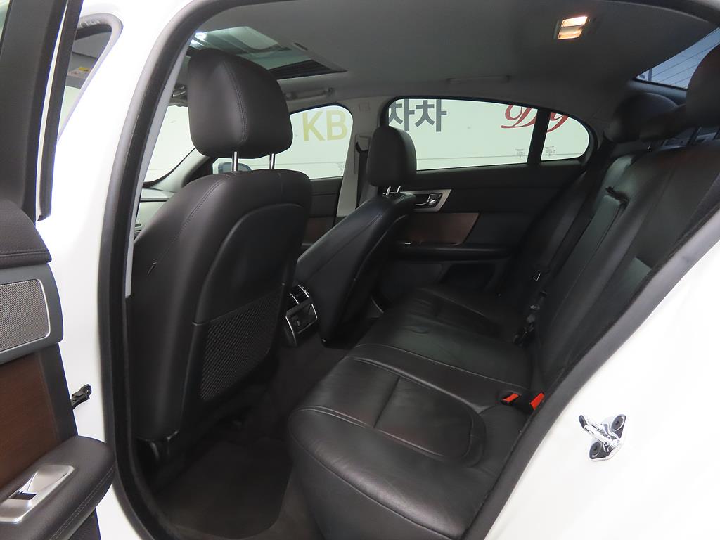Jaguar XF - Vista 6