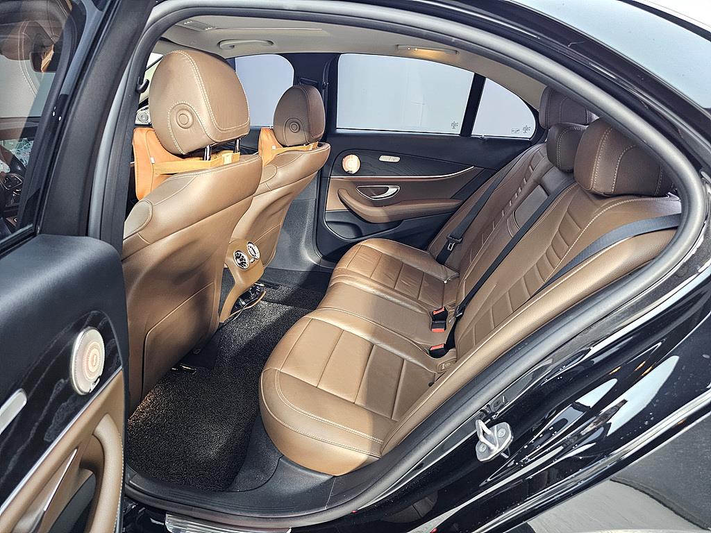 Mercedes Benz E class - Vista 8