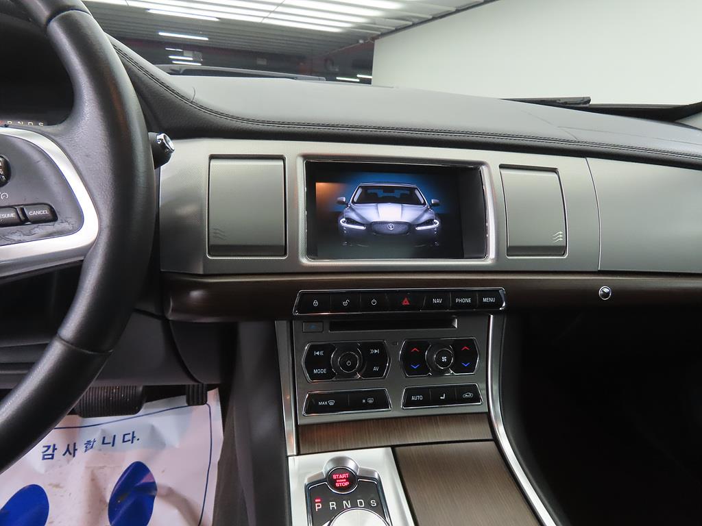 Jaguar XF - Vista 10
