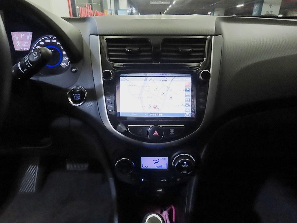HYUNDAI Accent - Vista 11