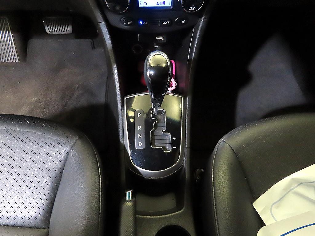 HYUNDAI Accent - Vista 12