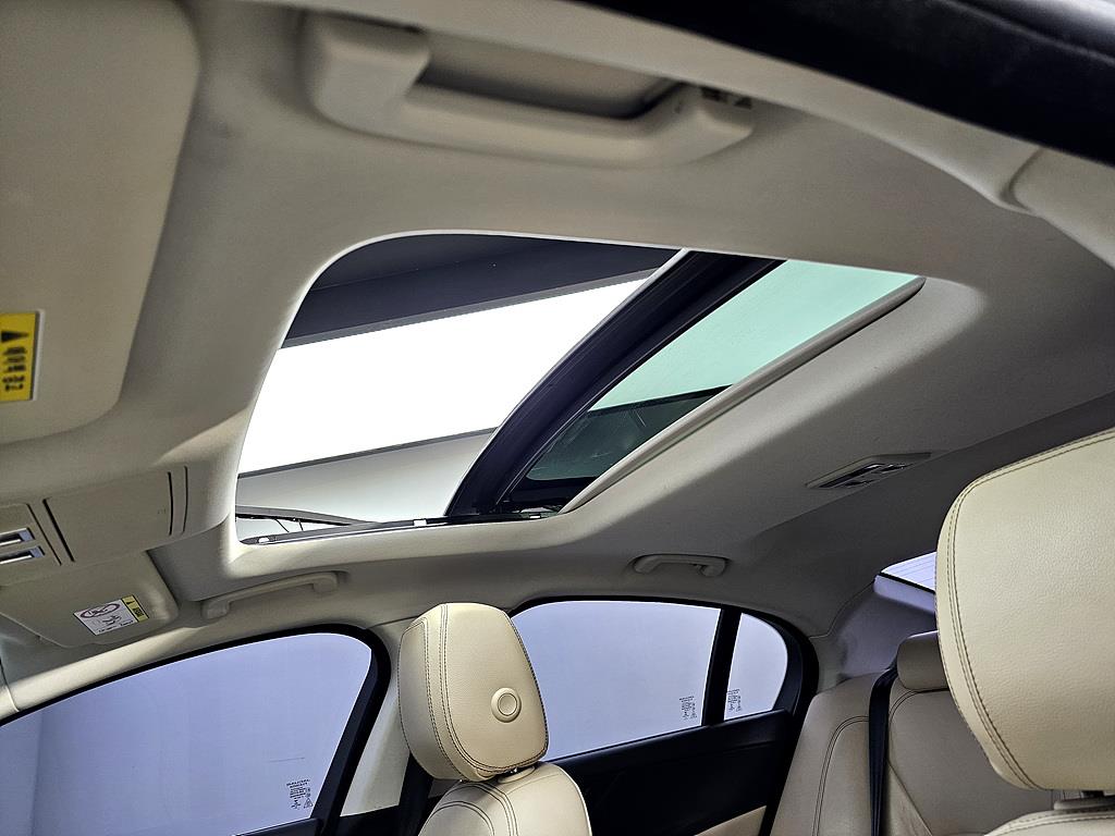 Jaguar XE - Vista 12