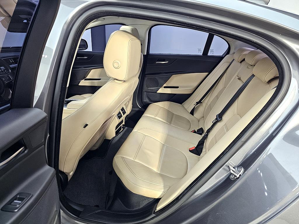 Jaguar XE - Vista 9