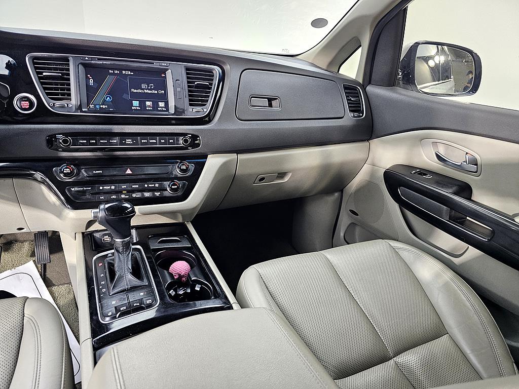 KIA Carnival - Vista 10