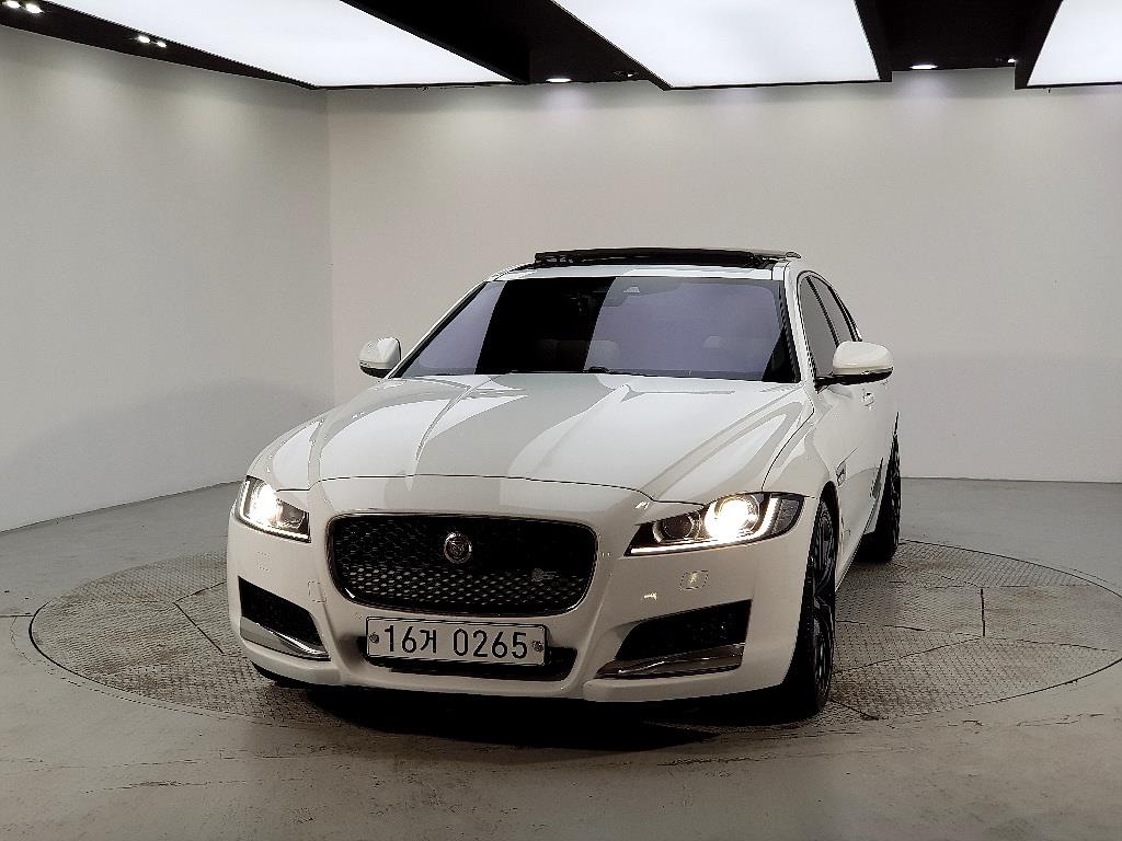 Jaguar XF - Vista 2