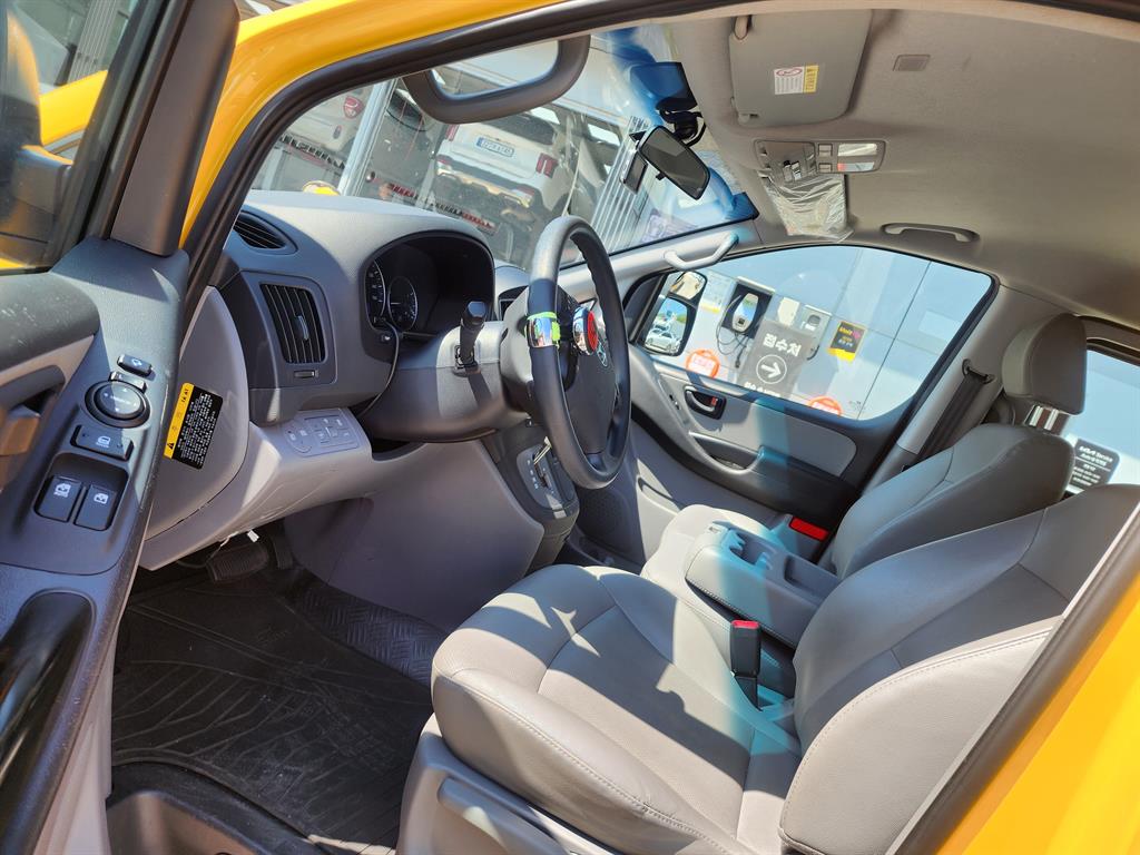 HYUNDAI Starex - Vista 8