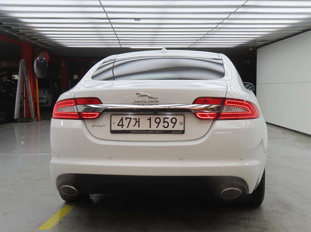 Jaguar XF - Vista 3