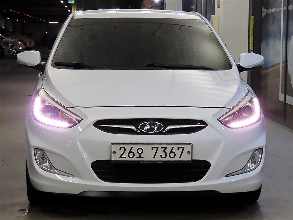 HYUNDAI Accent - Vista 2
