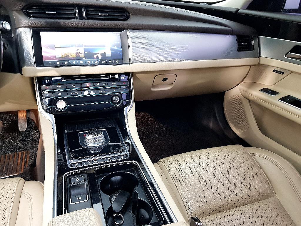 Jaguar XF - Vista 10