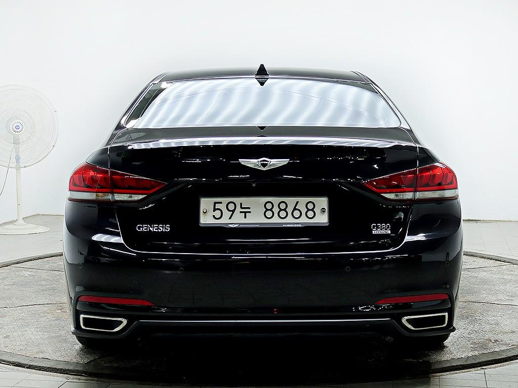 HYUNDAI Genesis - Vista 5