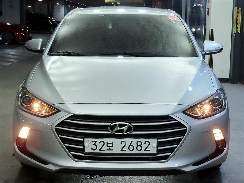 HYUNDAI Avante - Vista 2