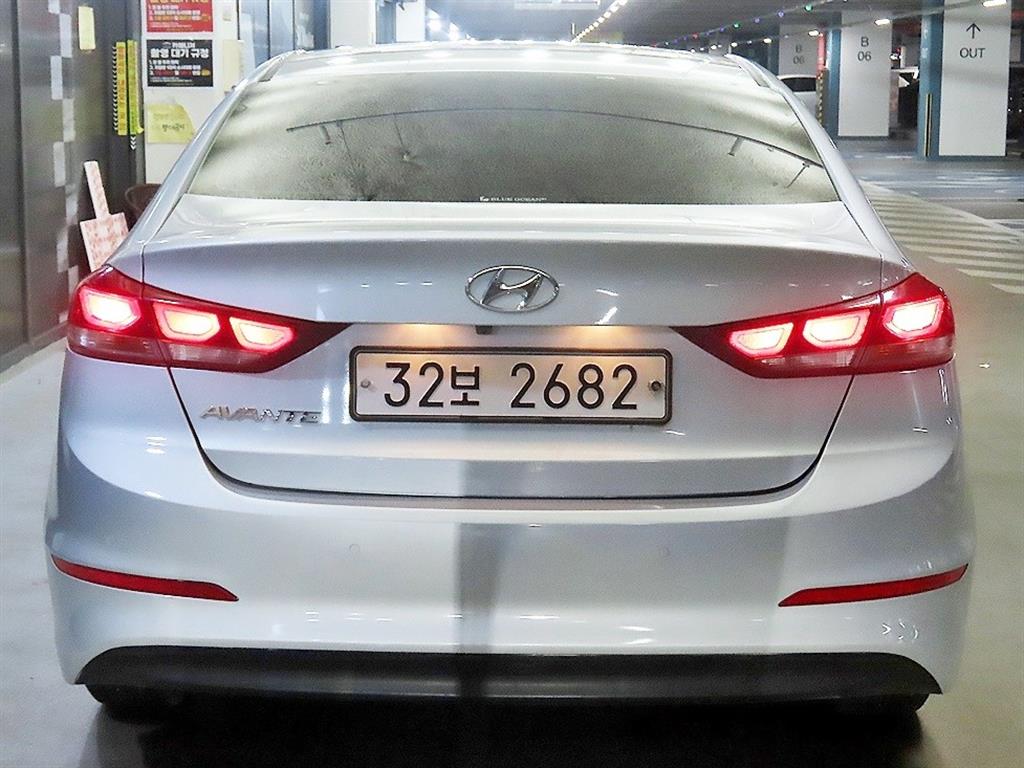 HYUNDAI Avante - Vista 5