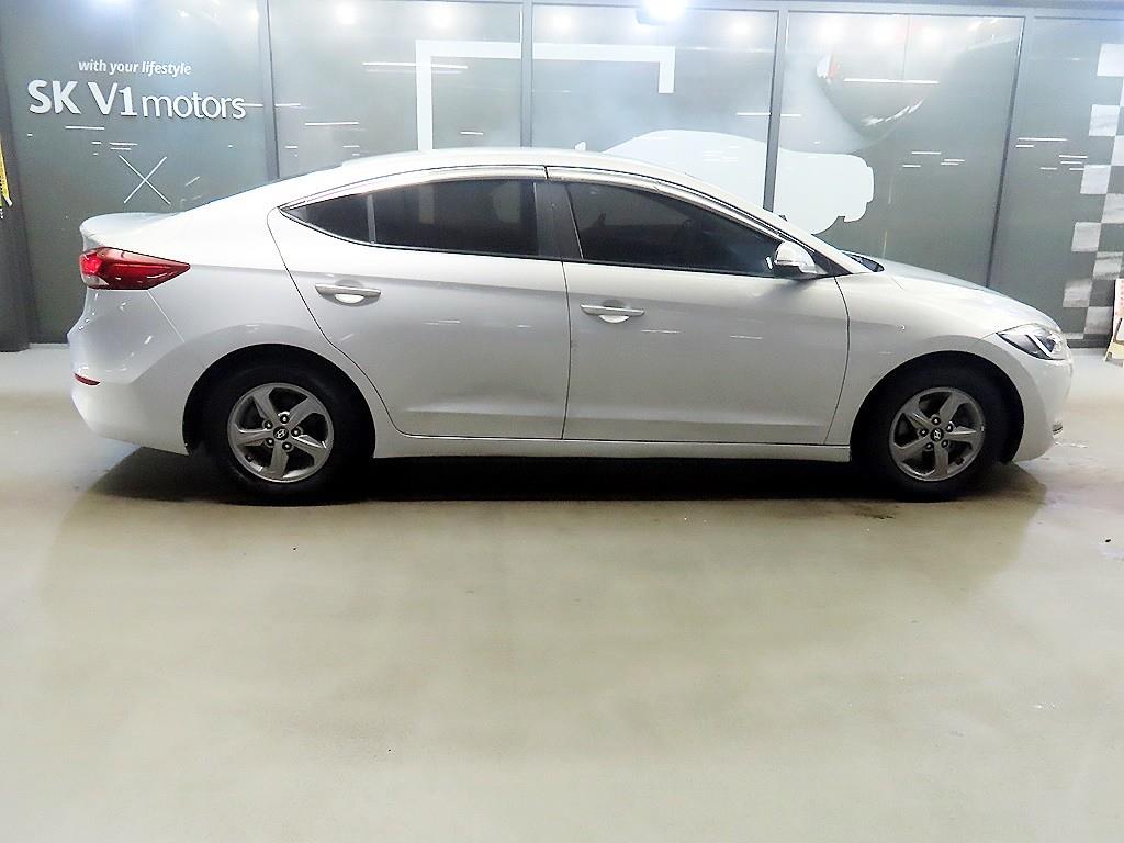 HYUNDAI Avante - Vista 3
