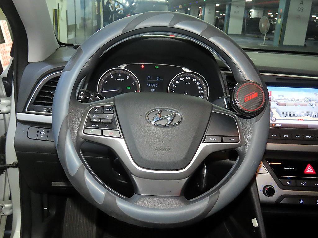 HYUNDAI Avante - Vista 8