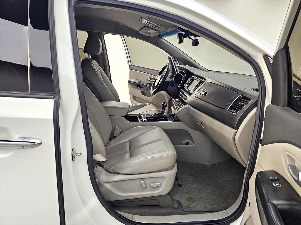 KIA Carnival - Vista 11