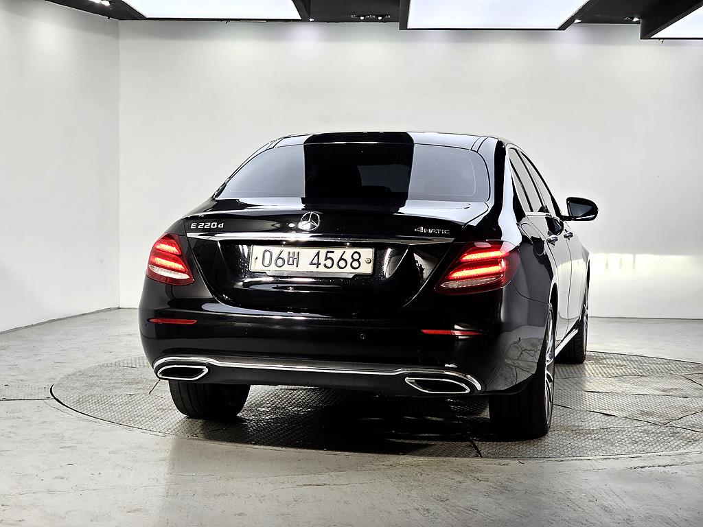 Mercedes Benz E class - Vista 3