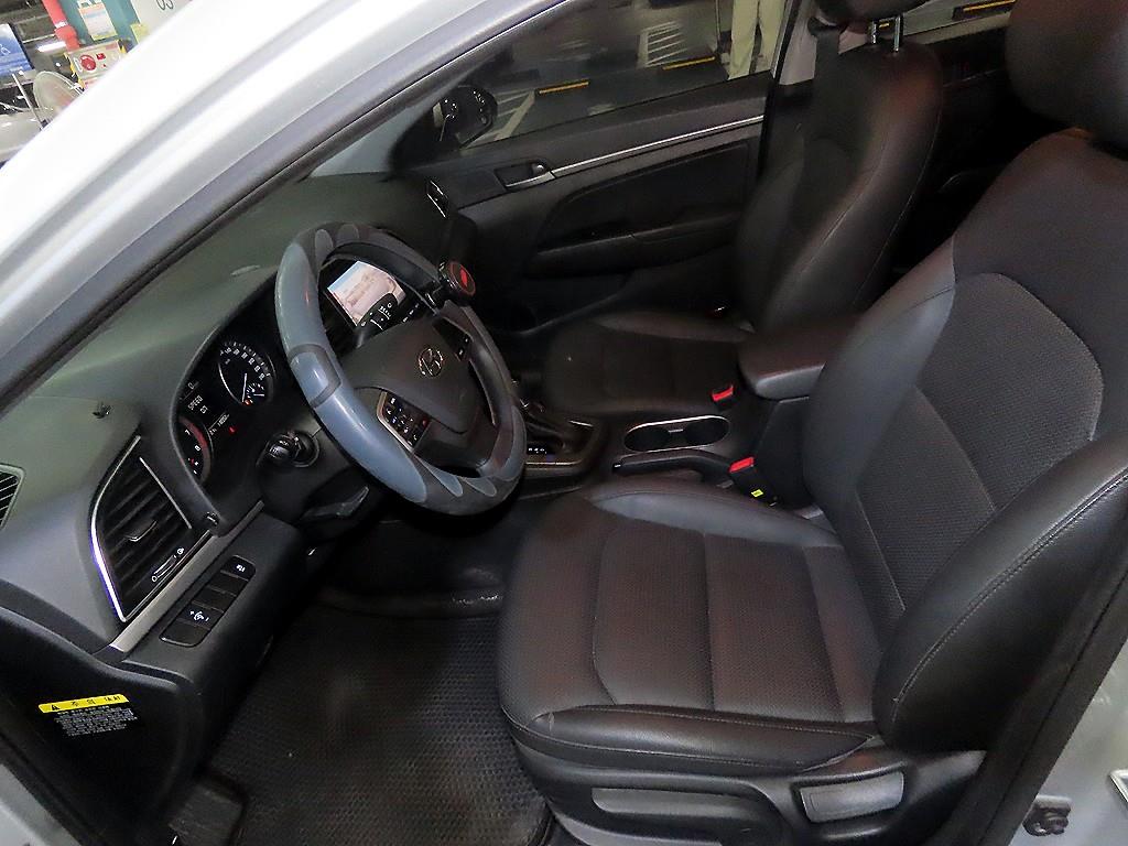 HYUNDAI Avante - Vista 6