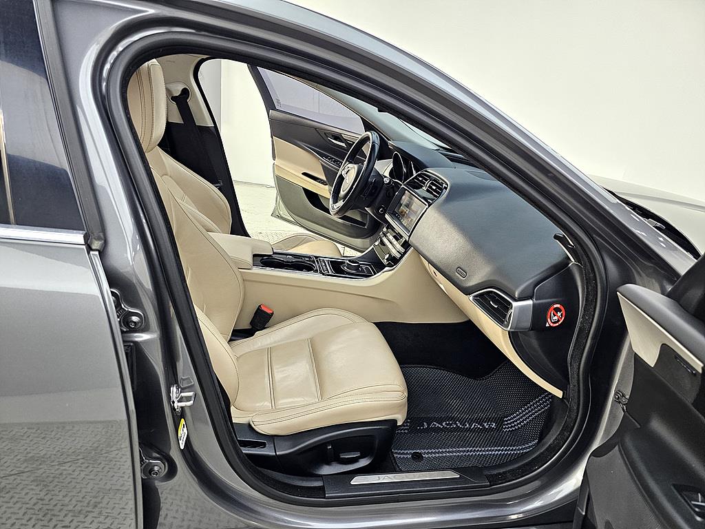 Jaguar XE - Vista 11