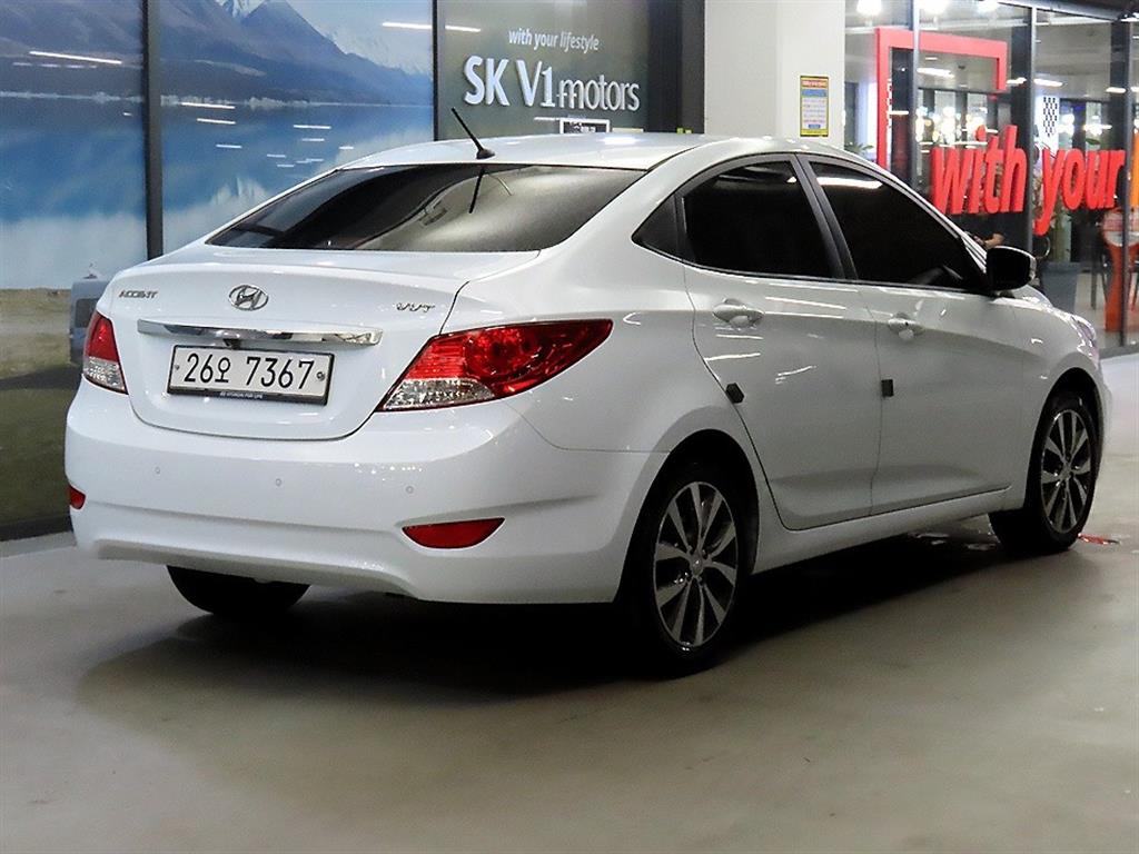 HYUNDAI Accent - Vista 4
