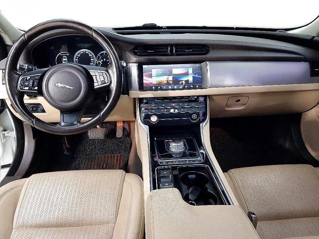 Jaguar XF - Vista 5