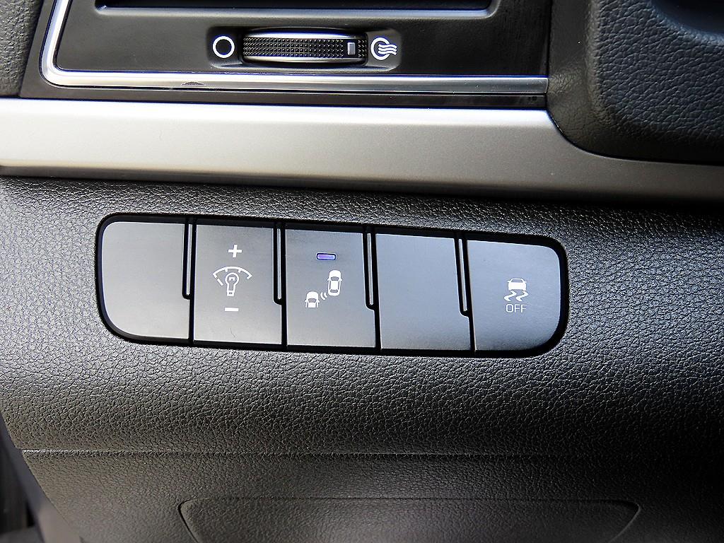 HYUNDAI Avante - Vista 12